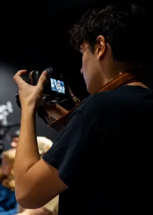 A student takes photos with a DSLR